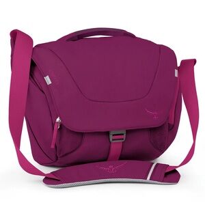 Osprey Messenger bag for laptop. Multiple pocket pockets with zipper .